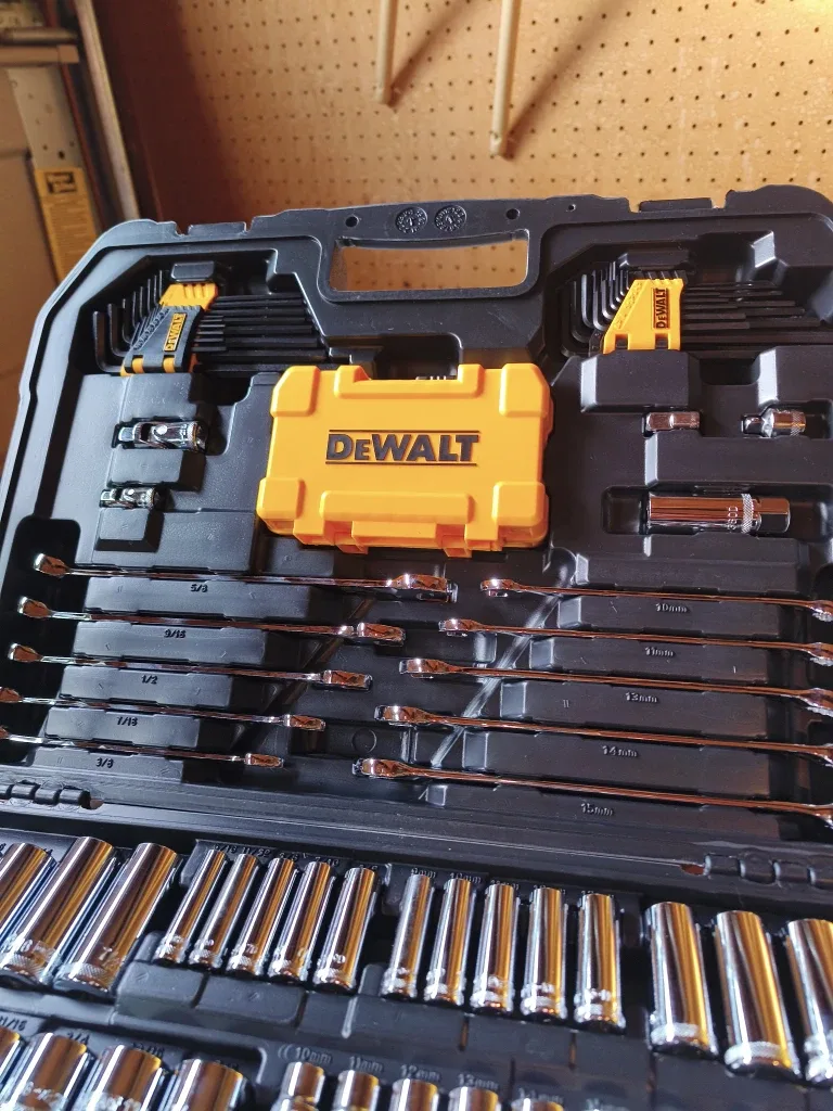 DeWalt 142-piece Mechanics Tool Set with Case image indicator(3)