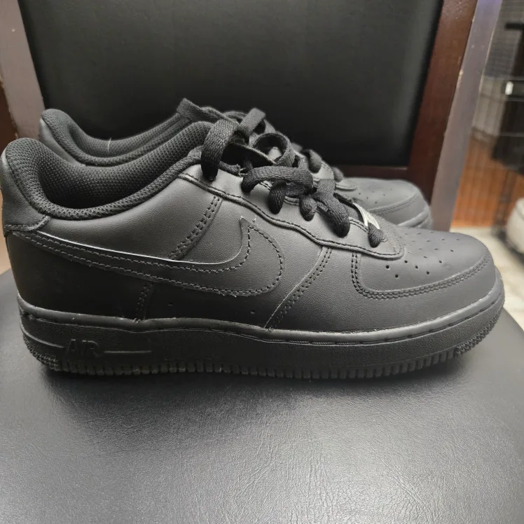 Nike Air Force 1 '07 Black Sneakers - Size 8.5 / 5Y image indicator(2)