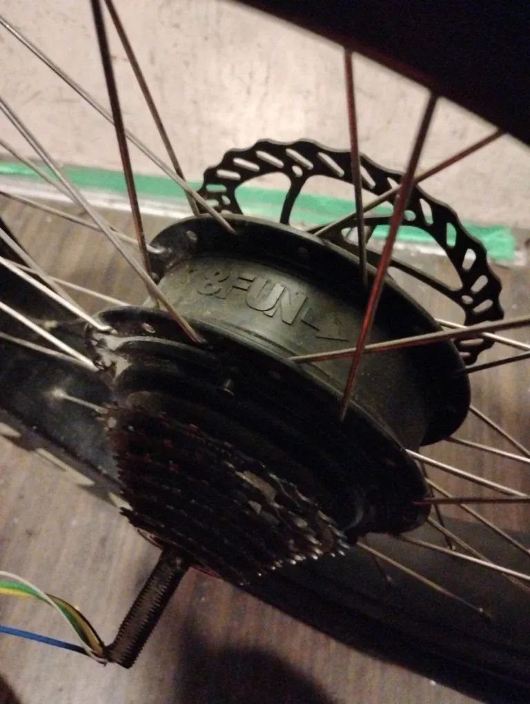 Kenda Krusade Sport 26x4.0 Tire with Shimano Hub image indicator(2)