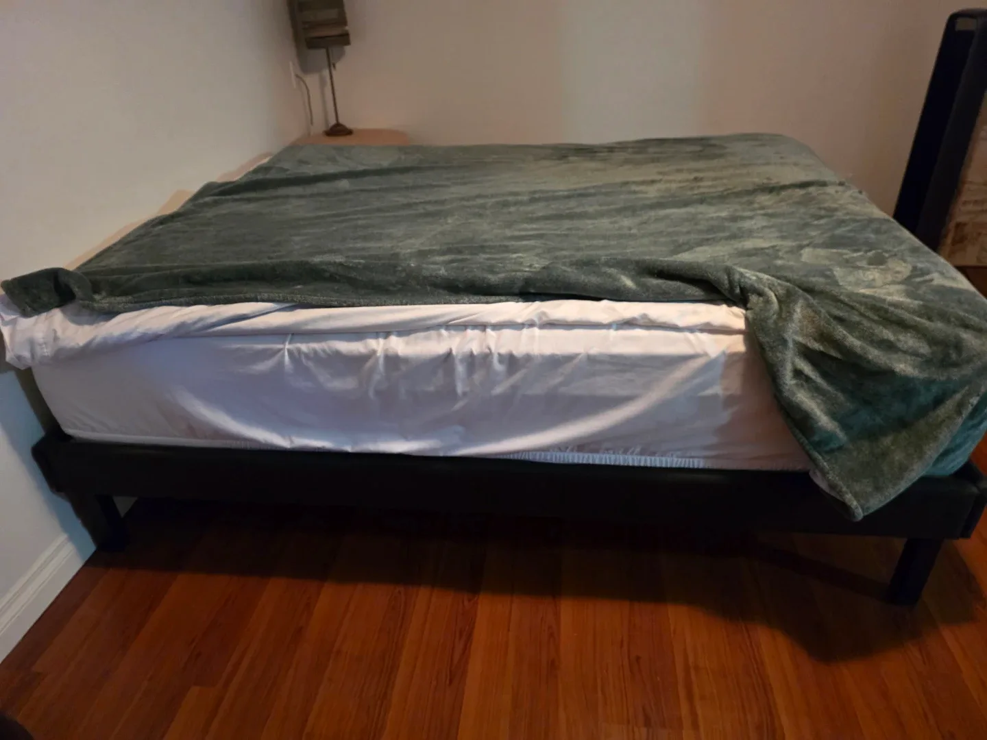 Breeze Queen Platform Bed image indicator(2)