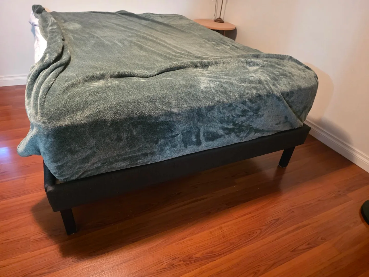 Breeze Queen Platform Bed image indicator(3)