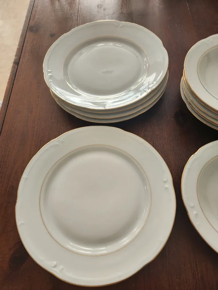 White & Gold Trimmed Plates image indicator(3)