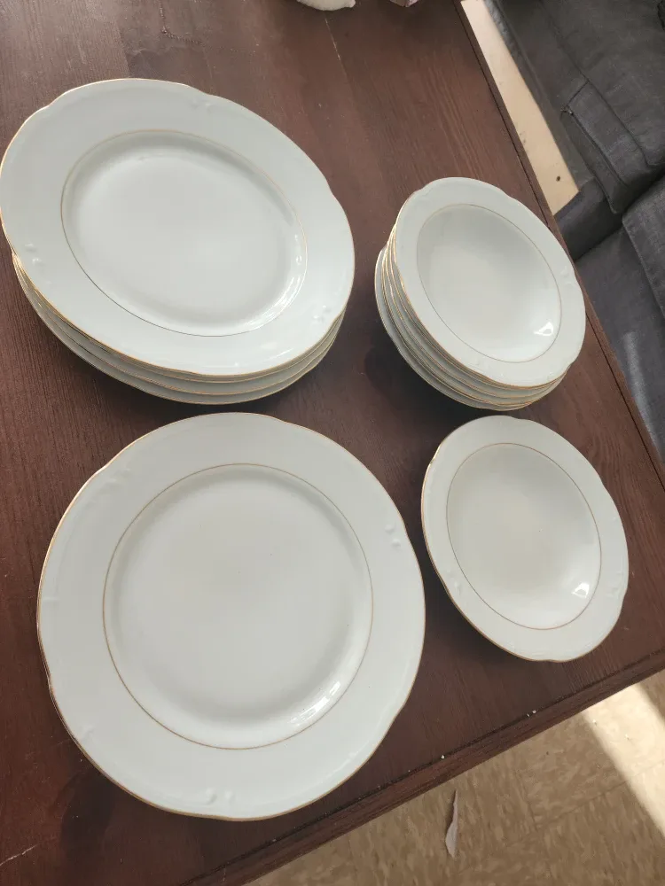 White & Gold Trimmed Plates image indicator(4)