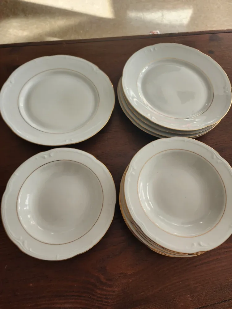 White & Gold Trimmed Plates image indicator(5)