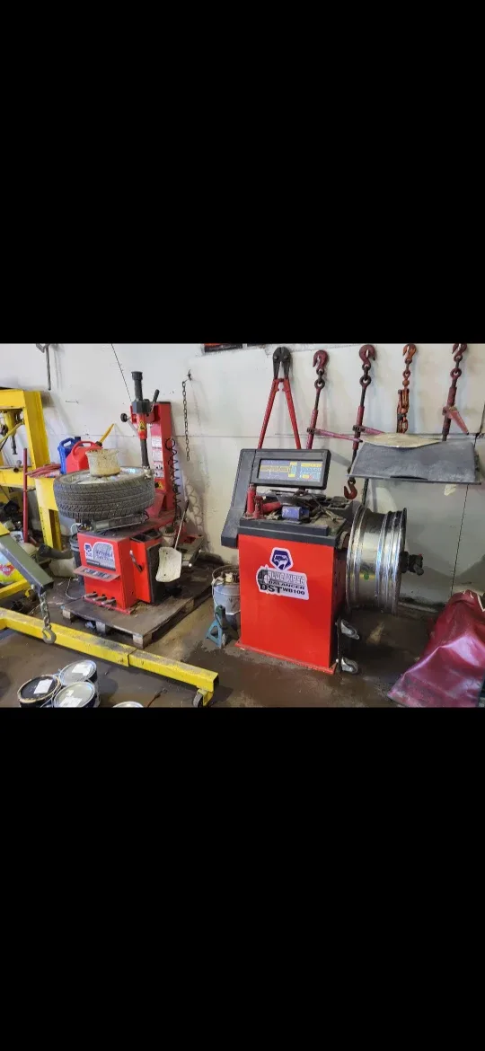 Flat tire repair mobile service or mechanic image indicator(3)