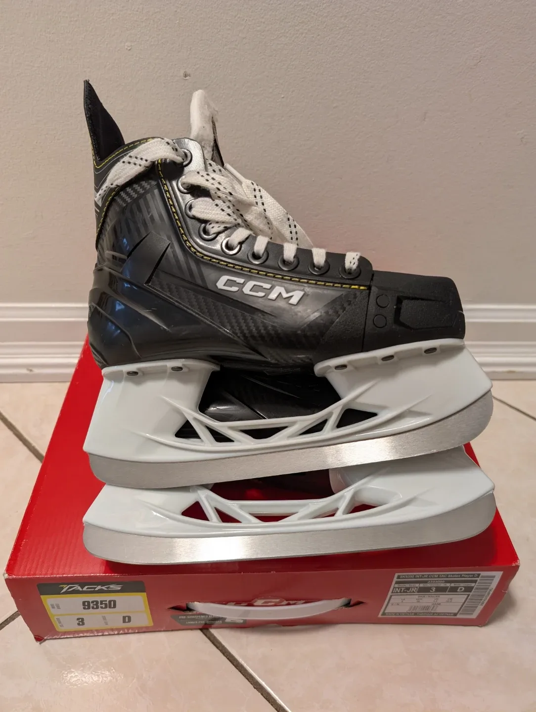 CCM Tacks 9350 Junior Ice Skates - Size 3D image indicator(6)