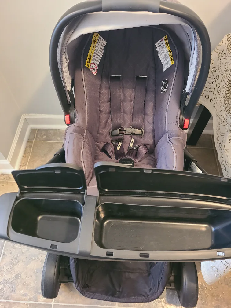 stroller and 2 car seats bundle image indicator(2)