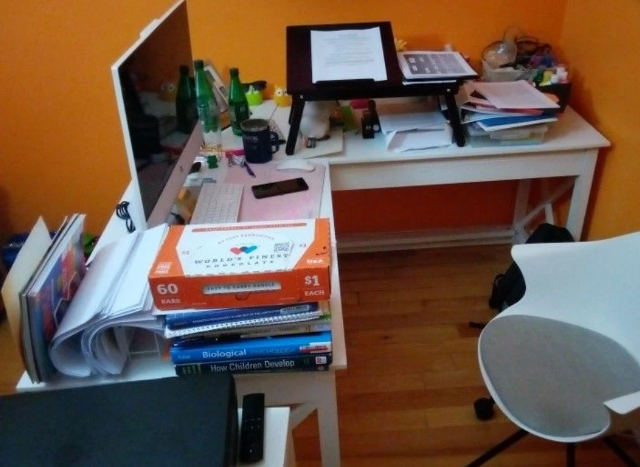 White Wooden Desk - photo 4