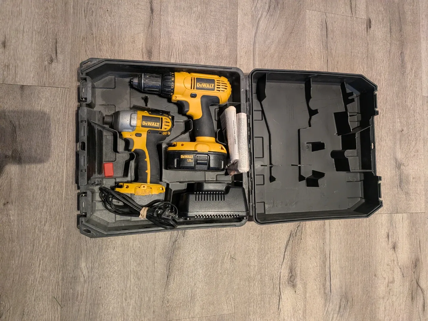 DeWalt Cordless Drill and Impact Driver Kit image indicator(2)