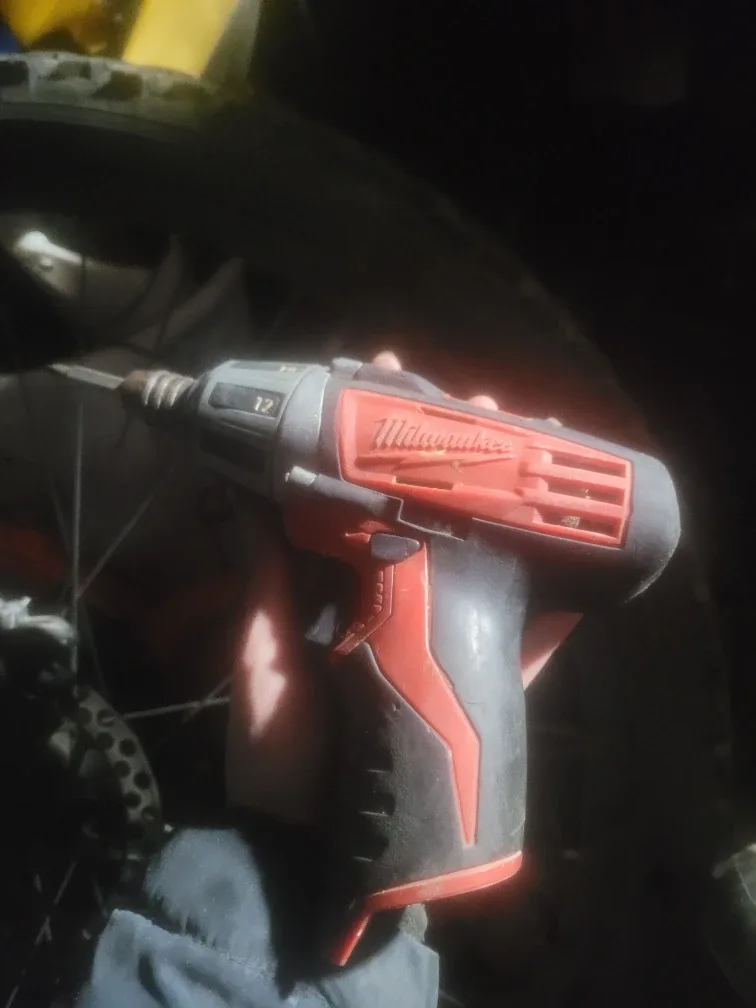 Milwaukee M12 Cordless Drill & DeWalt 20V Drill image indicator(3)