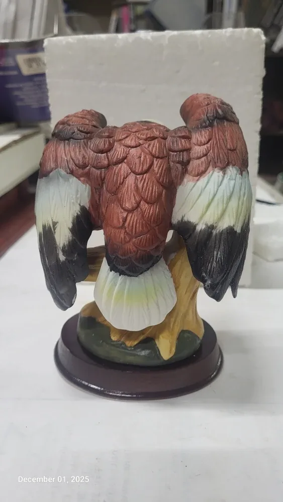 Cameo Collection Eagle Figurine image indicator(3)