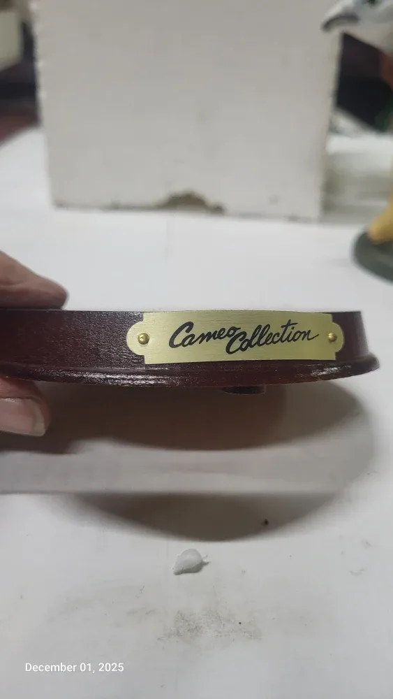 Cameo Collection Eagle Figurine image indicator(5)