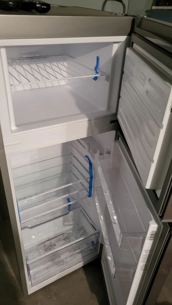 Frigidaire Refrigerator/Freezer - Like New! - photo 2