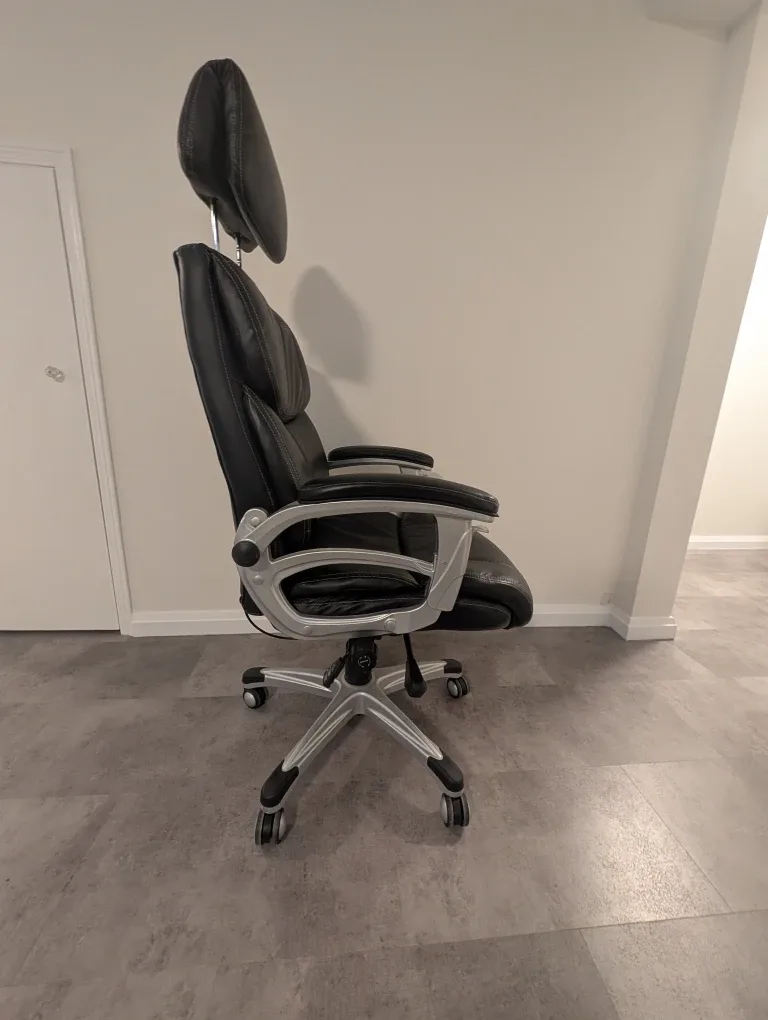 Black Leather Executive Office Chair image indicator(4)