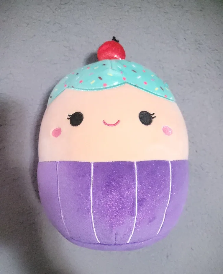 Blyne the Cupcake: Squishmallow