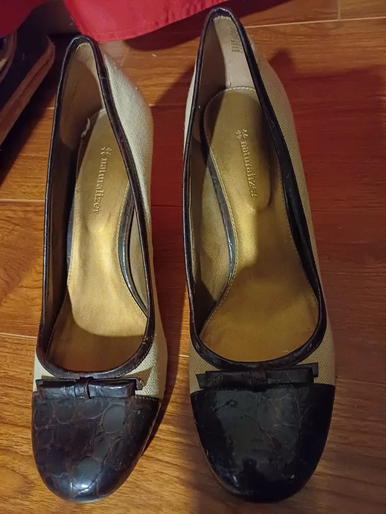 #Cleanout FREE Naturalizer Beige & Brown Heels - Size 9? image indicator(3)