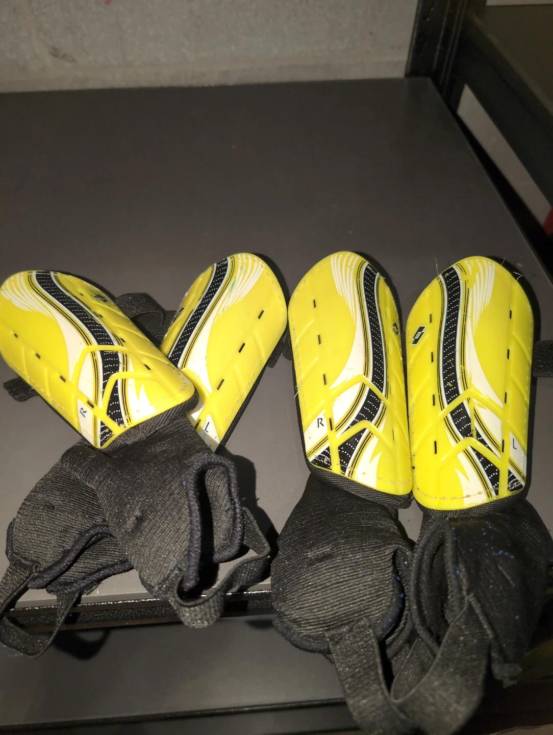 2 Lotto Shin Guards, kids/youth in Yellow
