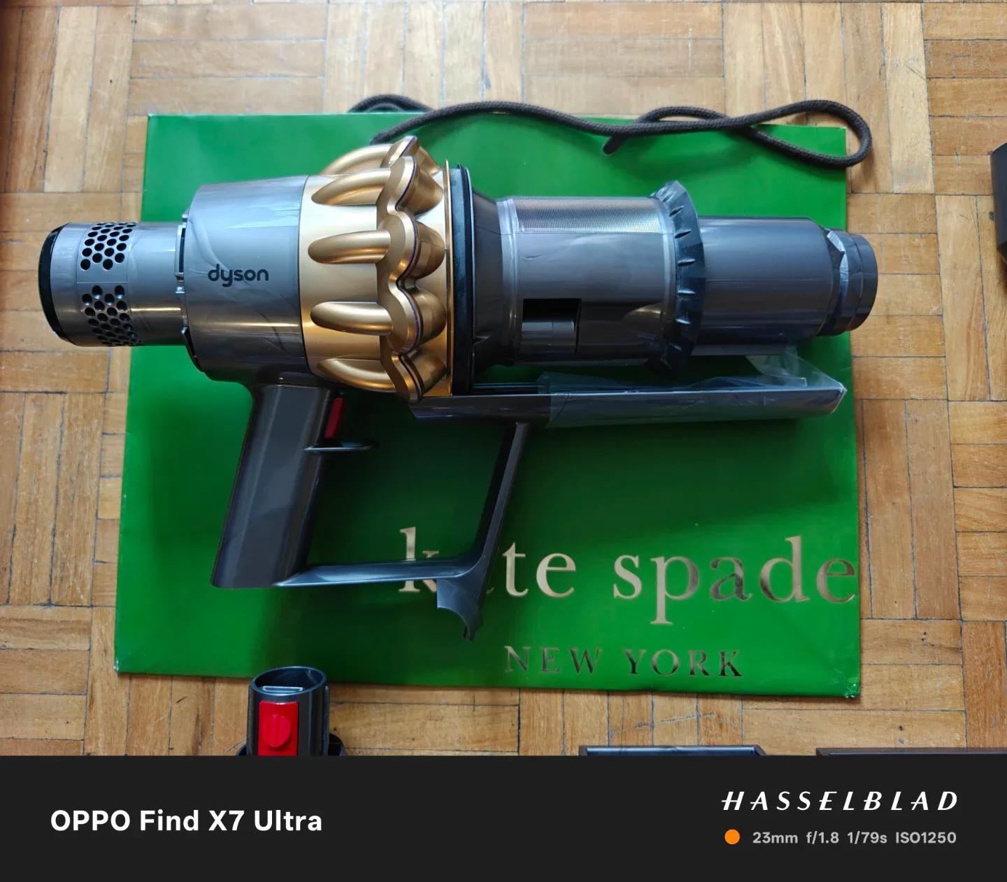 Dyson V11 limited edition color BRAND NEW , NEVER BEEN USED image indicator(2)