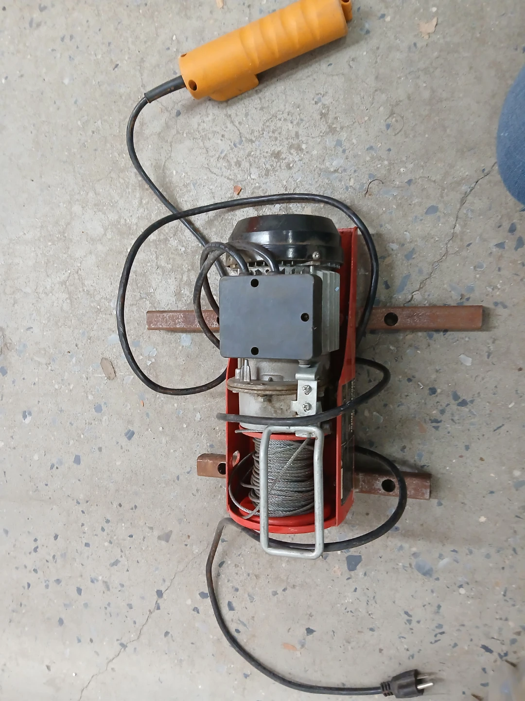 Pittsburgh 440 lb. Remote Controlled Electric Hoist