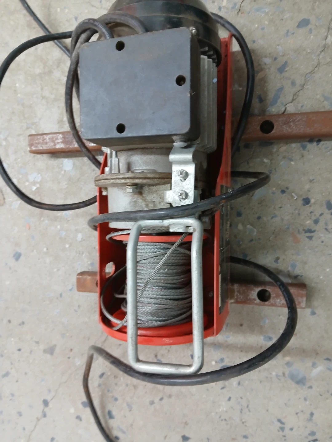 Pittsburgh 440 lb. Remote Controlled Electric Hoist - photo 3