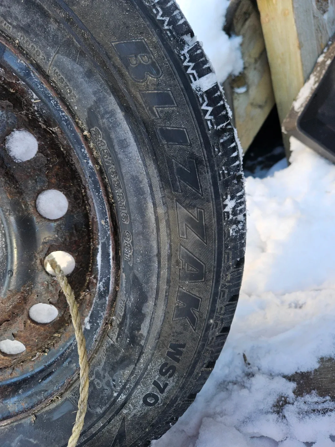 Bridgestone Blizzak WS70 215/65R16 Tire