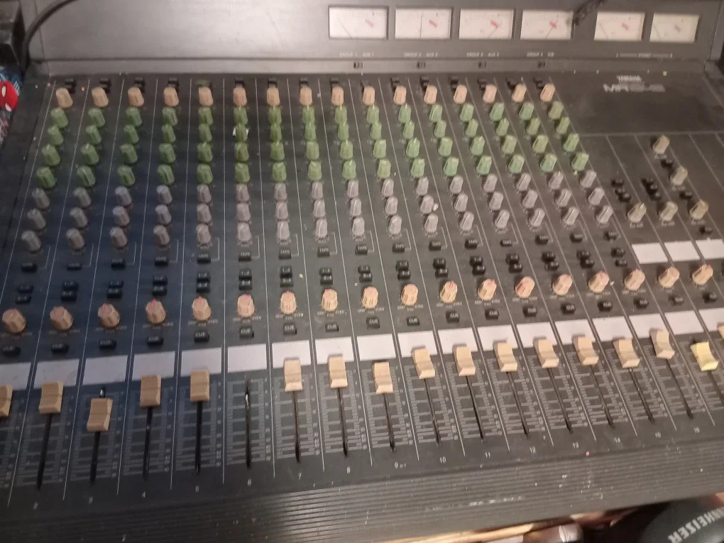 Yamaha MR1642 Mixing Console