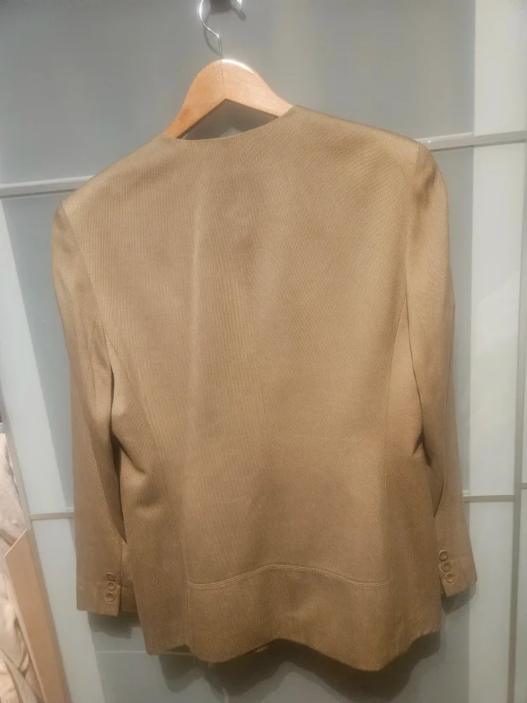 Emanuel Ungaro Blazer - Size 12 -    100% Silk image indicator(3)