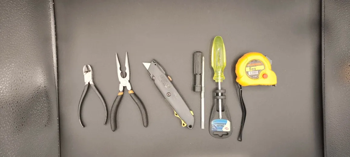 Mixed Hand Tool Set - Pliers, Screwdrivers, Tape Measure image indicator(3)