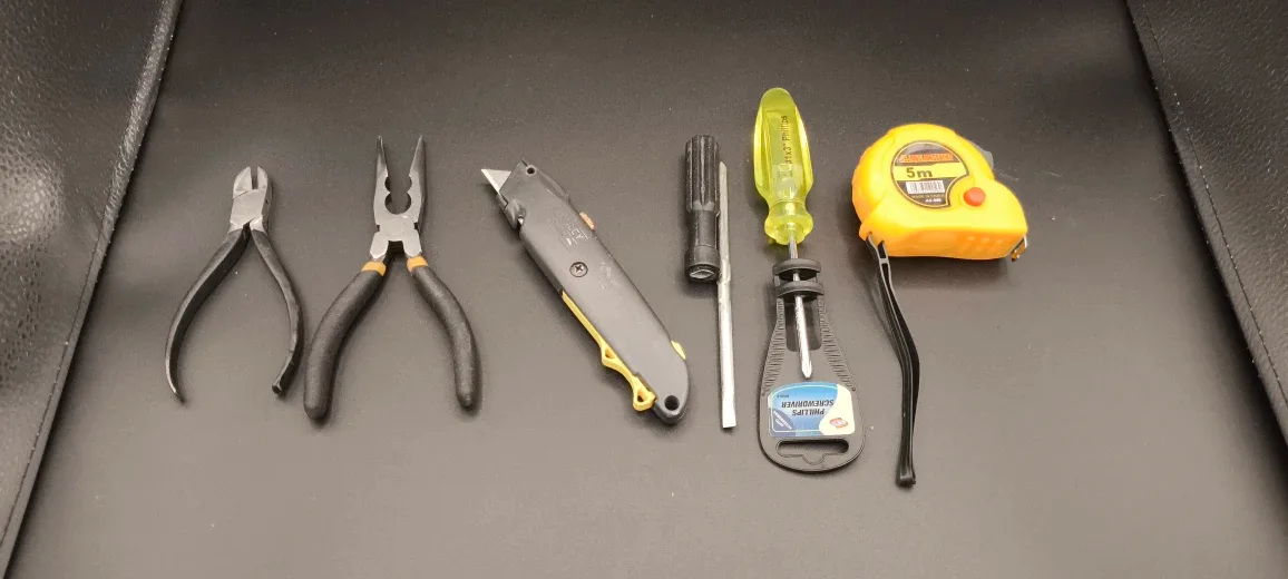 Mixed Hand Tool Set - Pliers, Screwdrivers, Tape Measure image indicator(4)