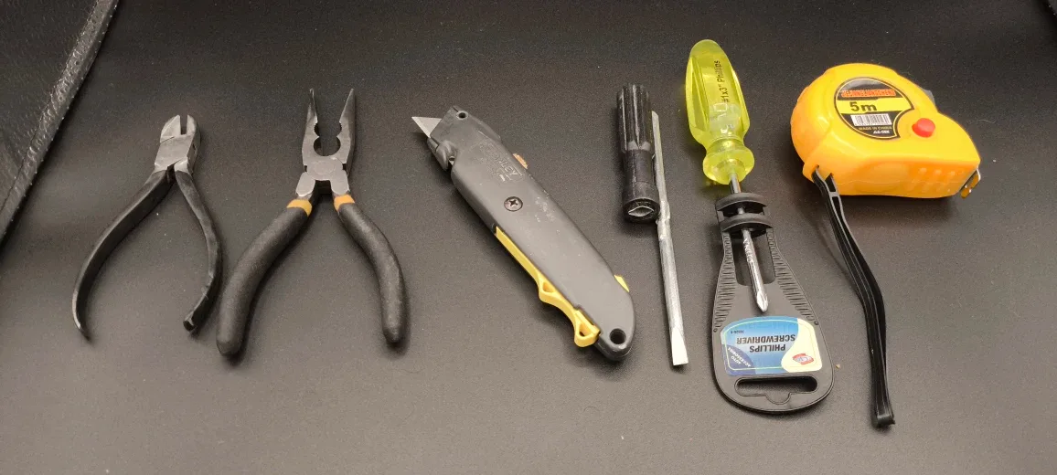 Mixed Hand Tool Set - Pliers, Screwdrivers, Tape Measure image indicator(5)