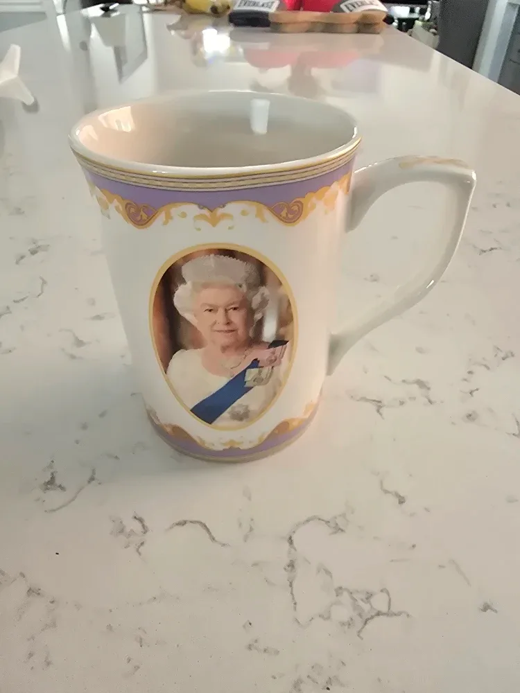 Royal Heritage Queen Elizabeth II Fine China Mug image indicator(2)