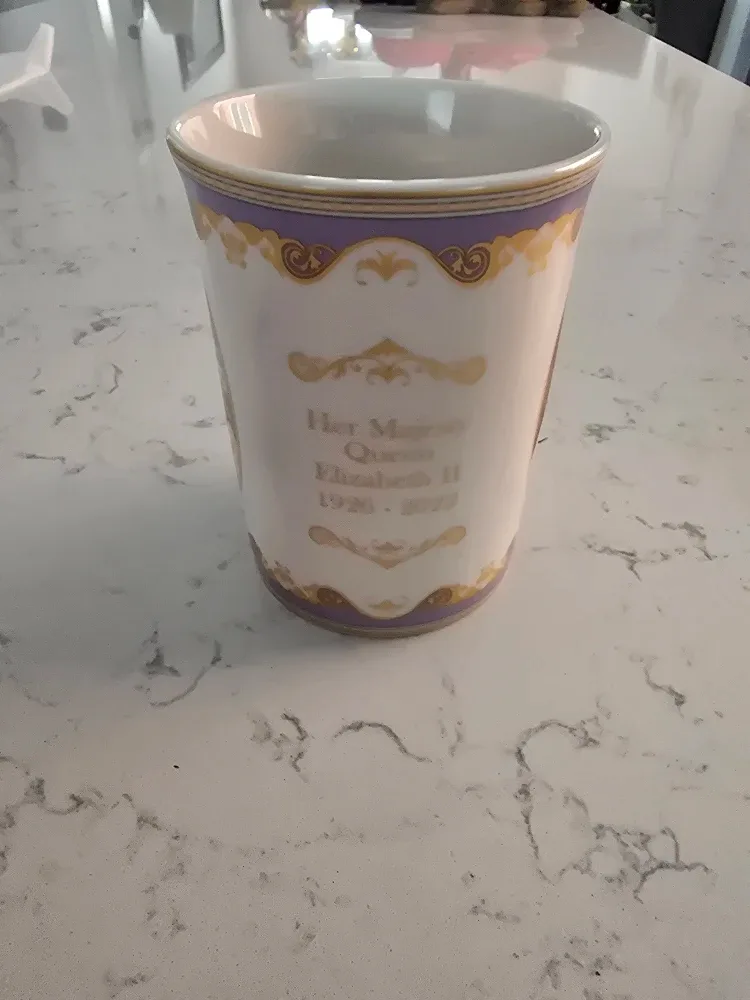 Royal Heritage Queen Elizabeth II Fine China Mug image indicator(3)