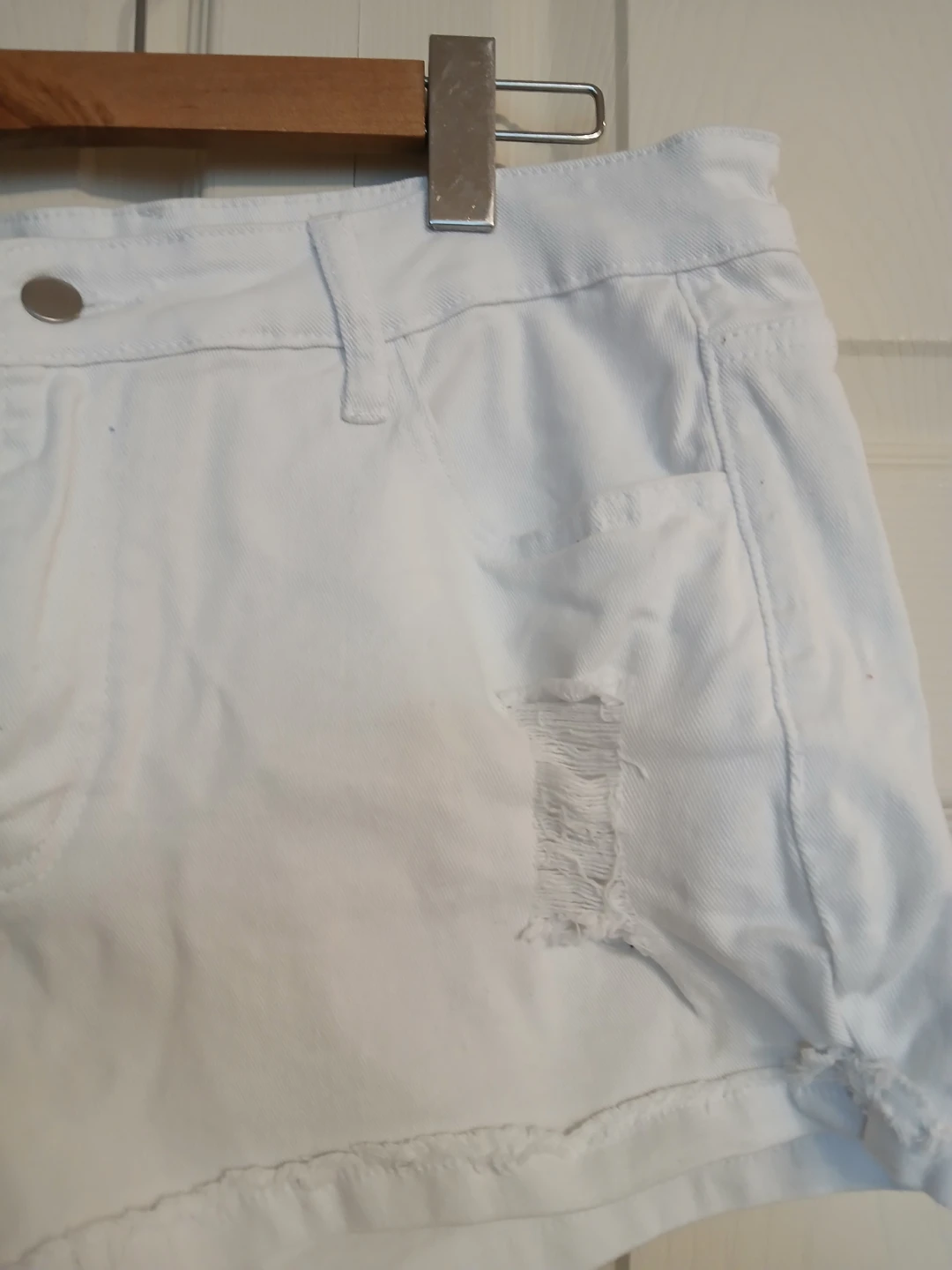 Classic white cotton denim distressed shorts, size XL - photo 4