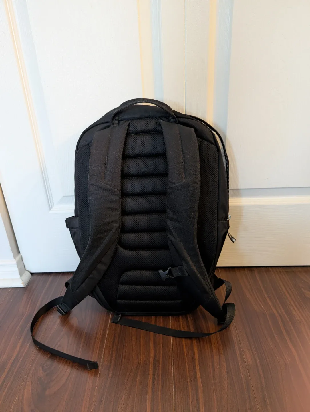 Mountain Equipment Co-Op - Black - 4 Pockets - 3 Zippers image indicator(2)