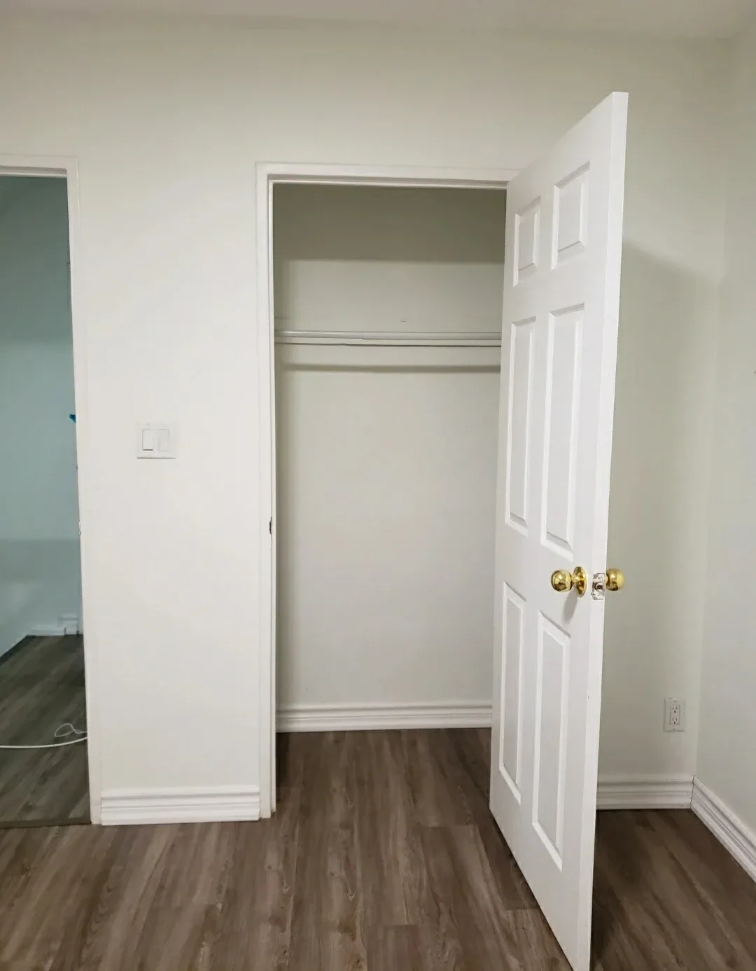 Famale  Room for Rent image indicator(2)