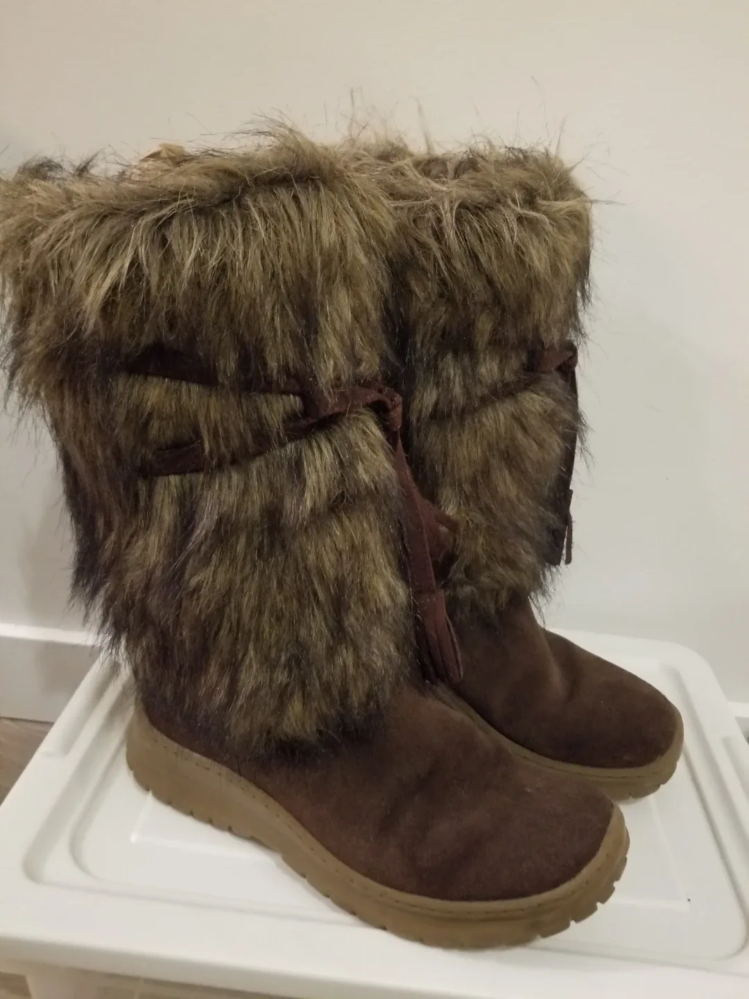 Winter Boots with Faux Fur Trim - size 7