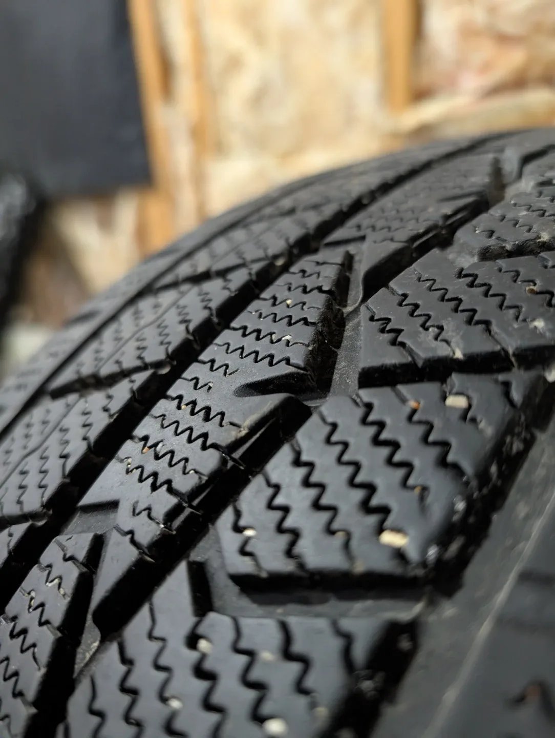 (1)-225/45R19 Farroad FRD78 Winter Tire