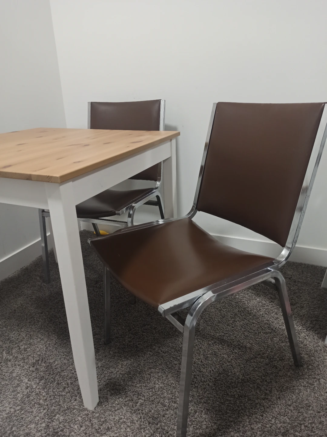 4 chairs and a Table - photo 2