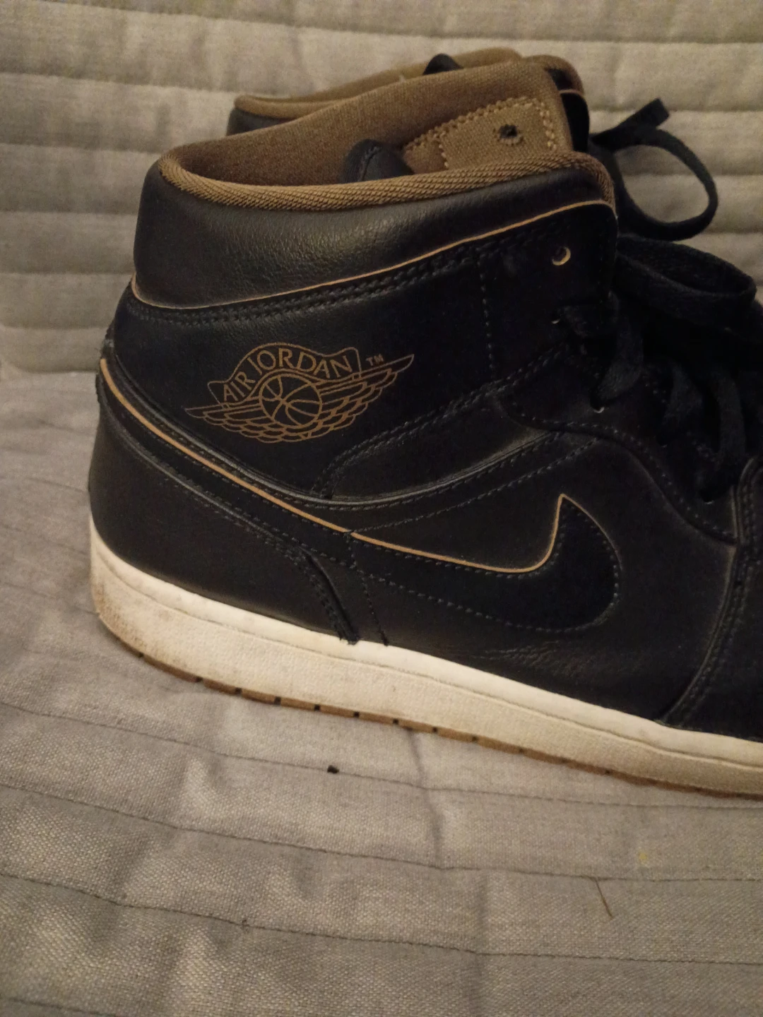 Air Jordan 1 High Black/Gold Size 12 - photo 2