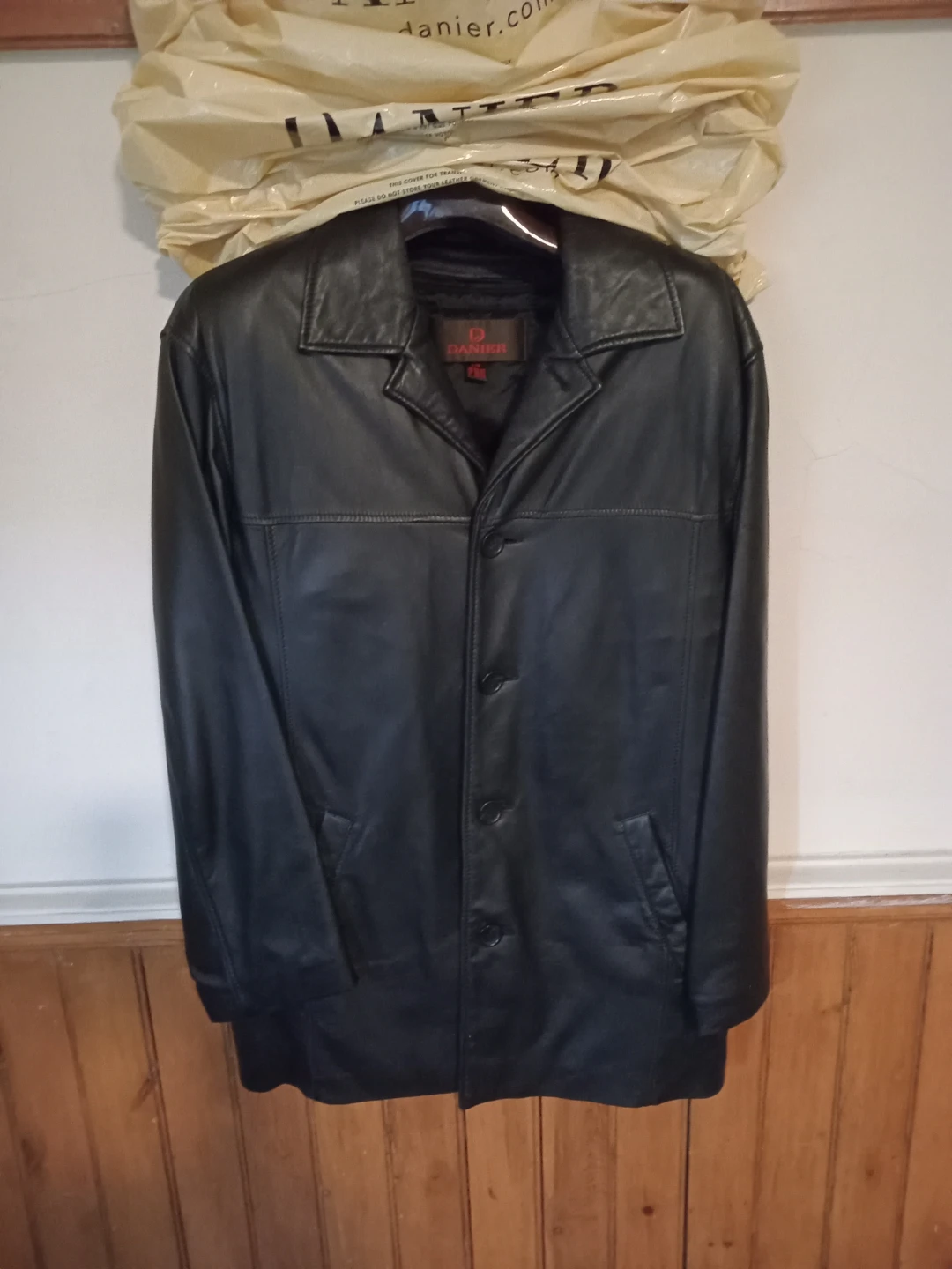 Danier Black Leather Jacket Size L/G - photo 2