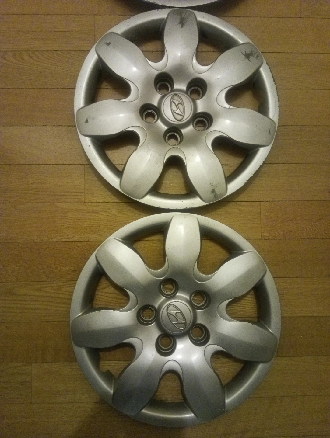 Set of 16" Hyundai Hubcaps - photo 4