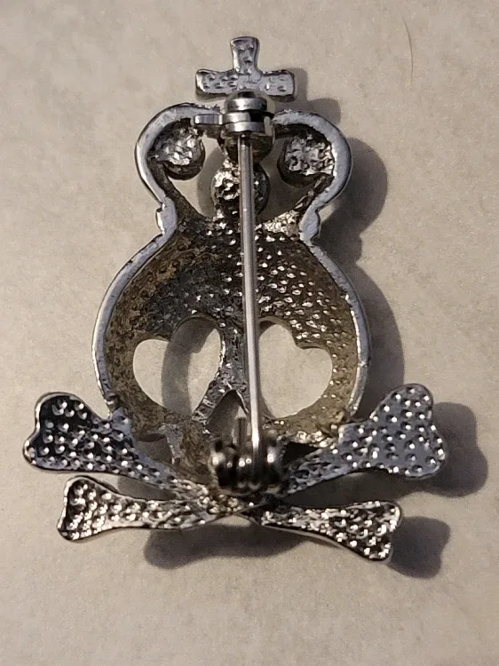 Skull & Crossbones Crown Rhinestone Pin image indicator(2)