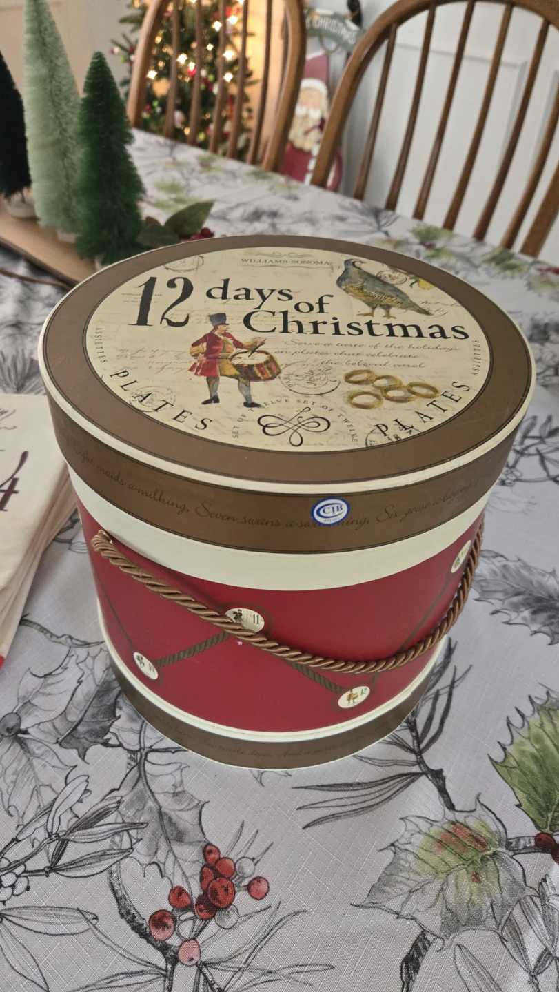 Williams Sonoma 12 Days of Christmas plates and matching napkins - photo 2