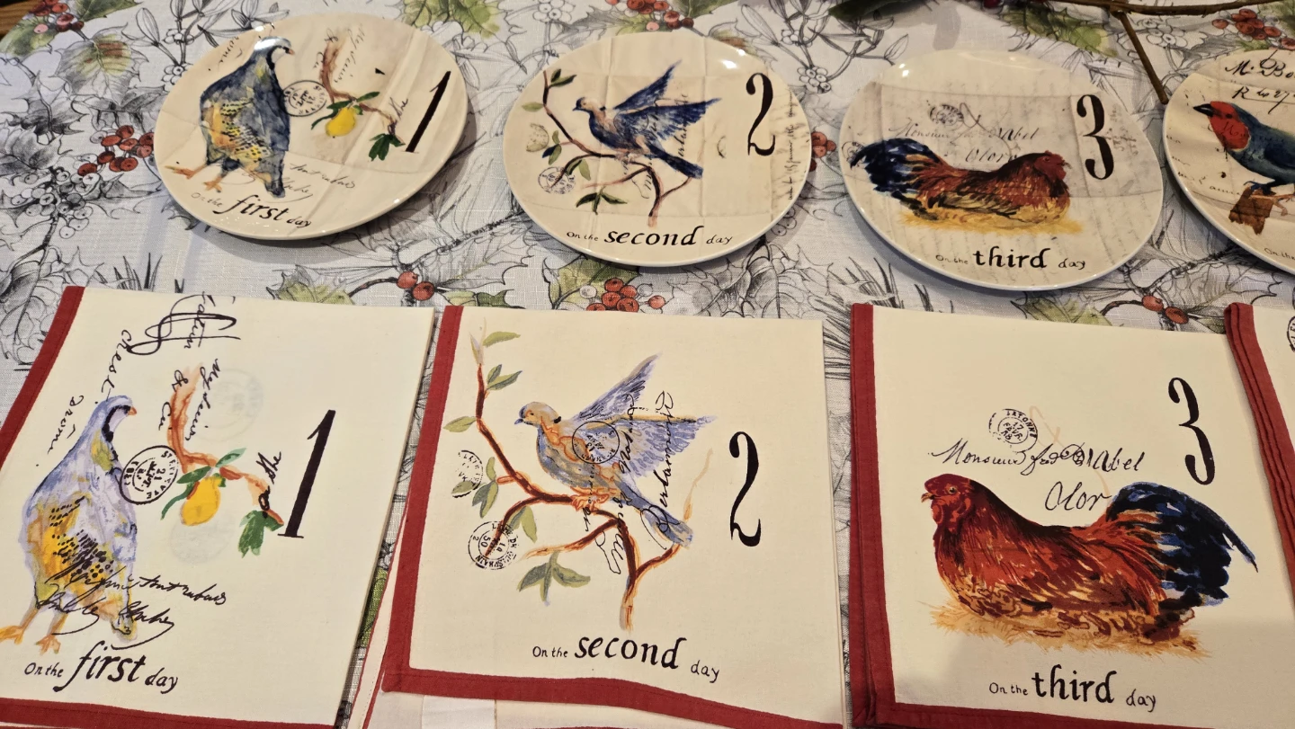 Williams Sonoma 12 Days of Christmas plates and matching napkins - photo 3