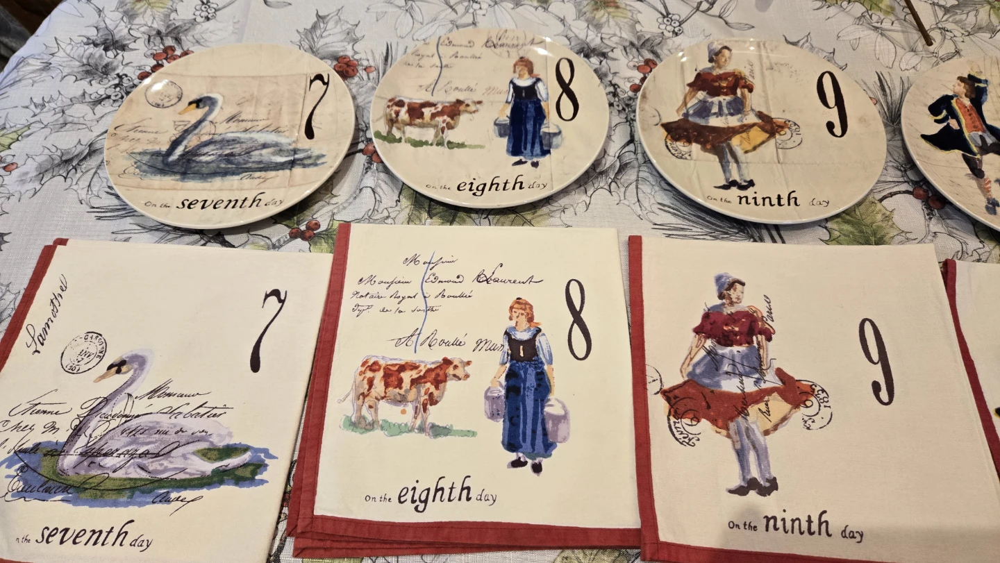Williams Sonoma 12 Days of Christmas plates and matching napkins - photo 5