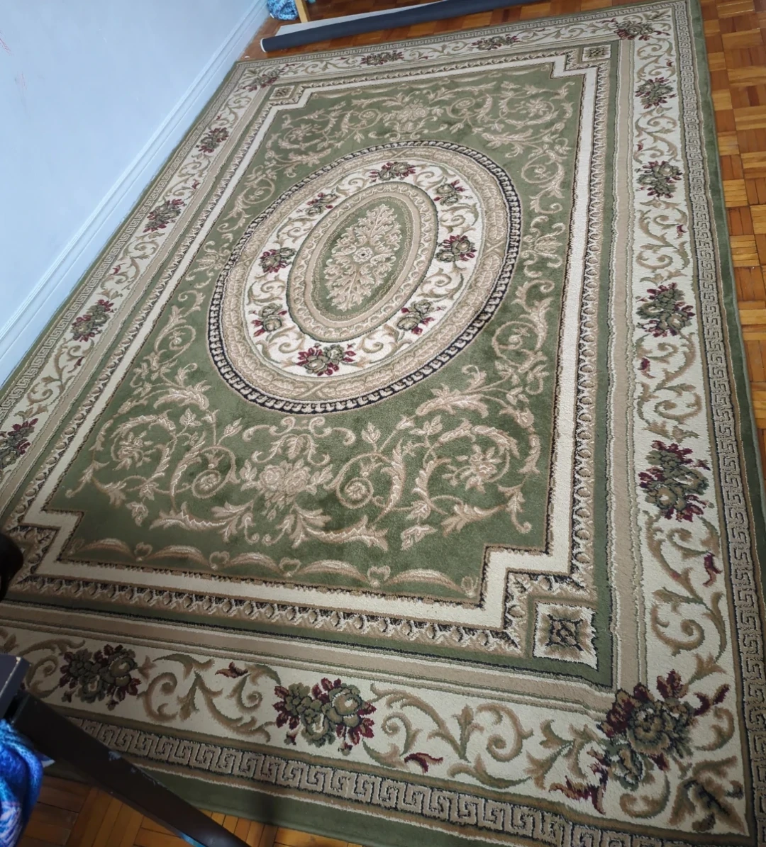 Almost New!! Green Floral Patterned Area Rug size 8/10 ft