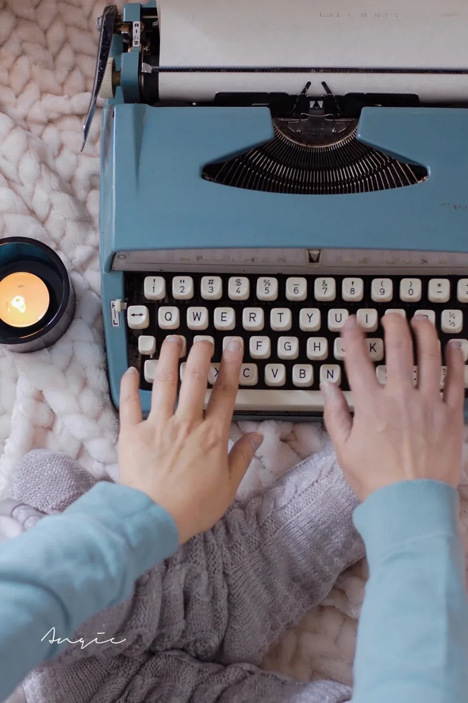 Brother Deluxe Vintage Typewriter w/ Case image indicator(2)