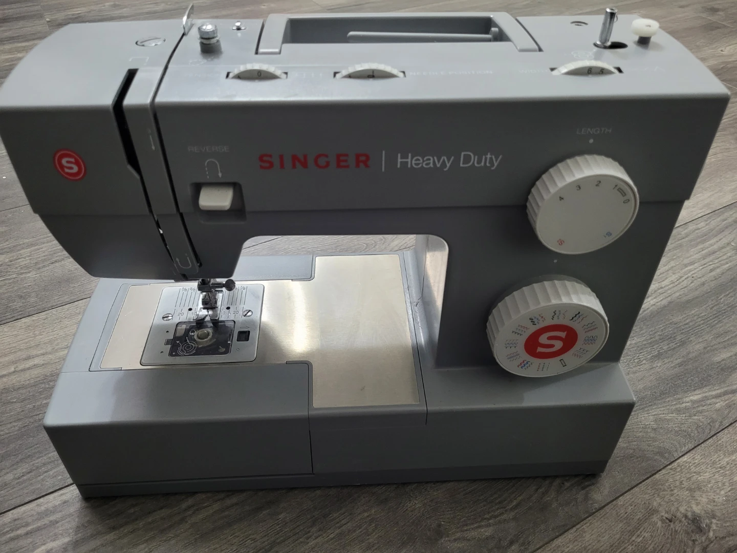 Singer Heavy Duty 4423 Sewing Machine - photo 2