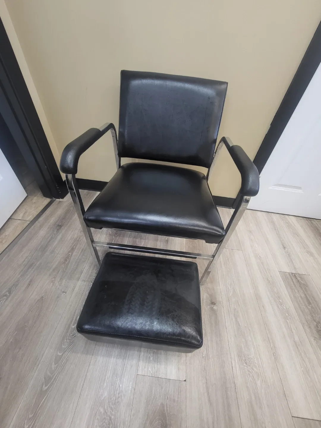 Black Makeup/Salon Chair with Footrest