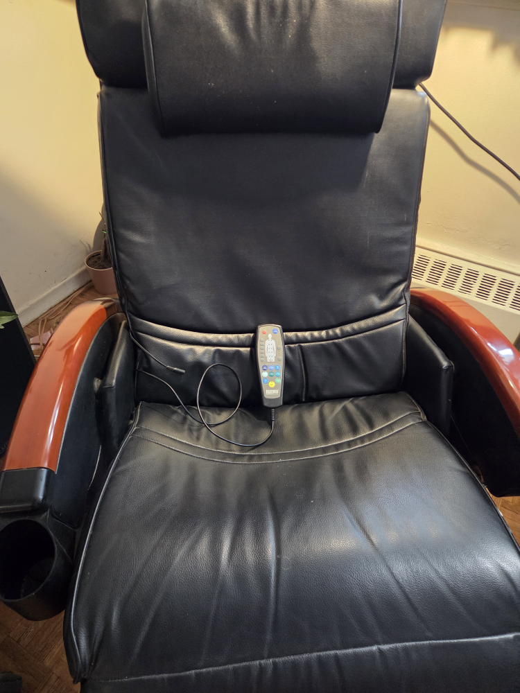Black Leather Massage Chair "clean out " - photo 2